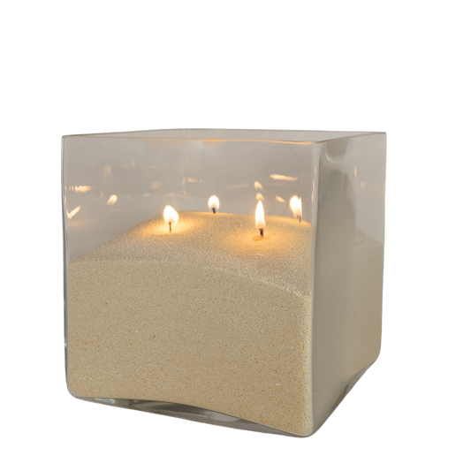Vierkante glazen kaarsenhouder gevuld met beige kaarsenzand van M1 Candles, brandend met meerdere lonten voor een warme en sfeervolle gloed.