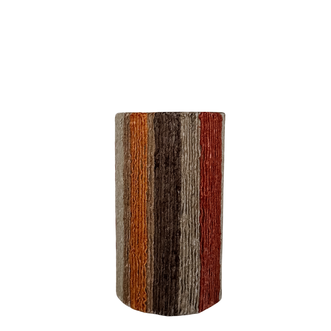 Cilindervormige kaarsenhouder met verticale strepen in warme kleuren zoals beige, oranje, bruin en rood, op transparante achtergrond.