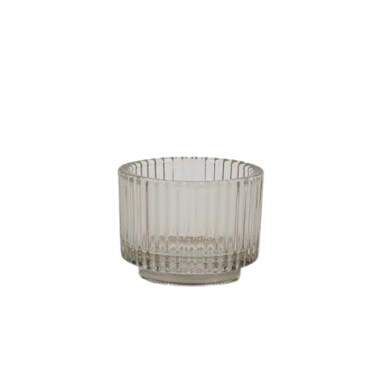 Transparant kleurig glazen theelichthouder met verticale ribbelstructuur.