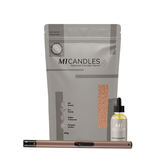 M1 Candles starterset met 500g kaarsenzand in oranje tint, een flesje M1 Scents geur olie Champagne & Roses en een metallic rosé hervulbare aansteker – duurzaam en stijlvol kaarsenconcept.