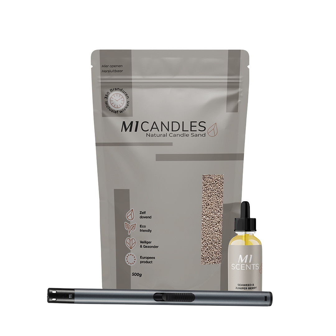 M1 Candles starterset met 500g kaarsenzand, een flesje M1 Scents geur olie (Seaweed & Juniper Berry) en een hervulbare aansteker – duurzaam en herbruikbaar kaarsenconcept.