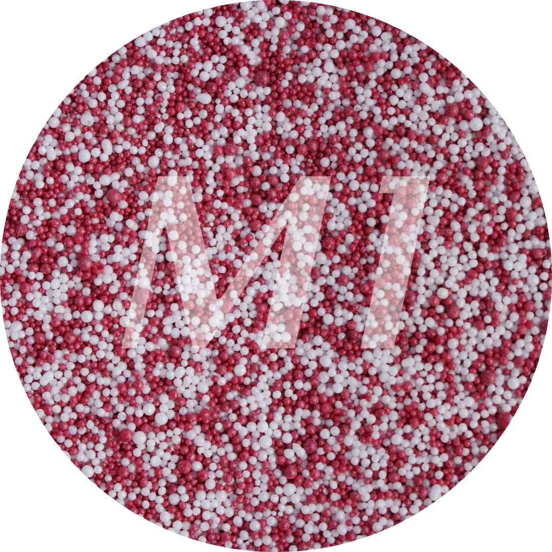 Kleurstaal van rood en wit kaarsenzand met fijne waxparels en subtiel M1-logo op de achtergrond.