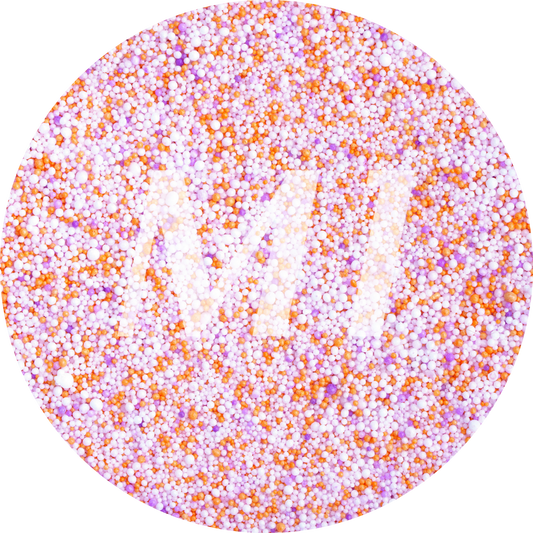 Kleurstaal van paars en oranje kaarsenzand met fijne waxparels en subtiel M1-logo op de achtergrond.