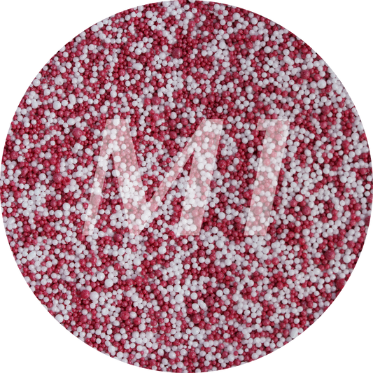 Kleurstaal van rood en wit kaarsenzand met fijne waxparels en subtiel M1-logo op de achtergrond.