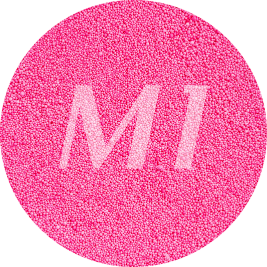 Kleurstaal van fel roze kaarsenzand met fijne waxparels en subtiel M1-logo op de achtergrond.