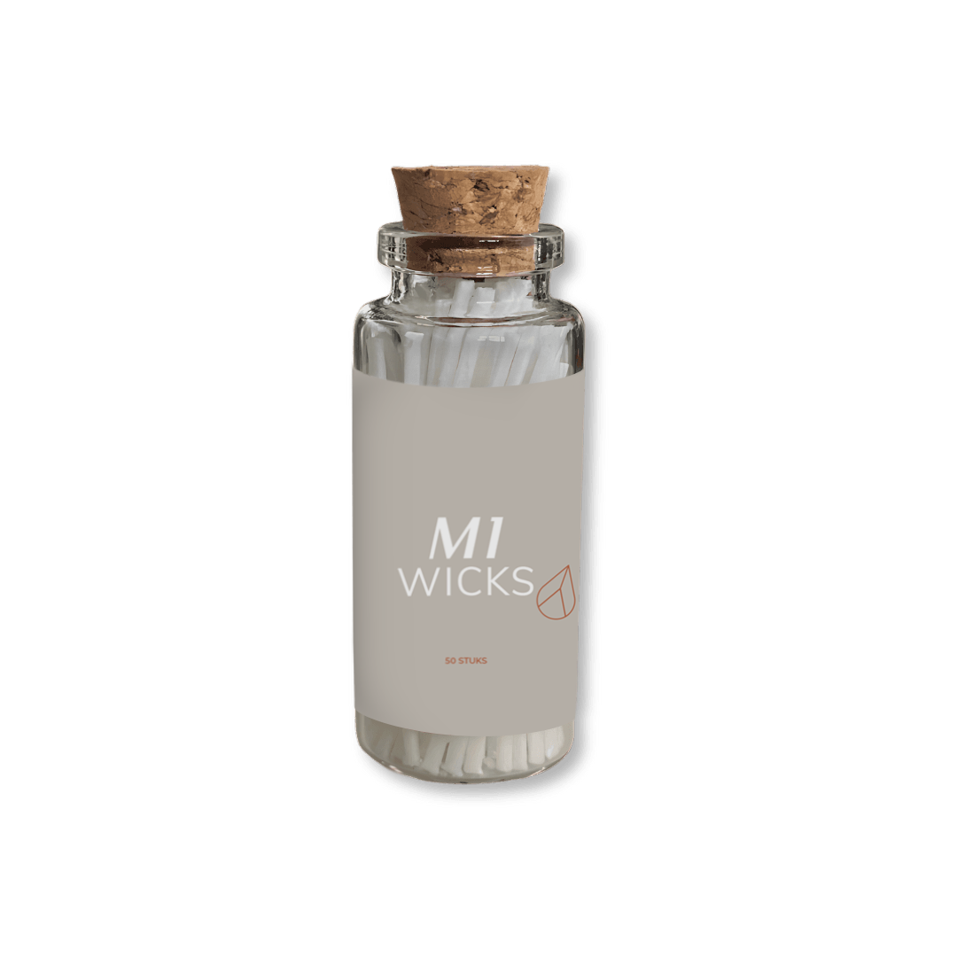 Glazen flesje met kurk gevuld met 50 katoenen lonten van M1 Wicks, verpakt in een minimalistisch designlabel.