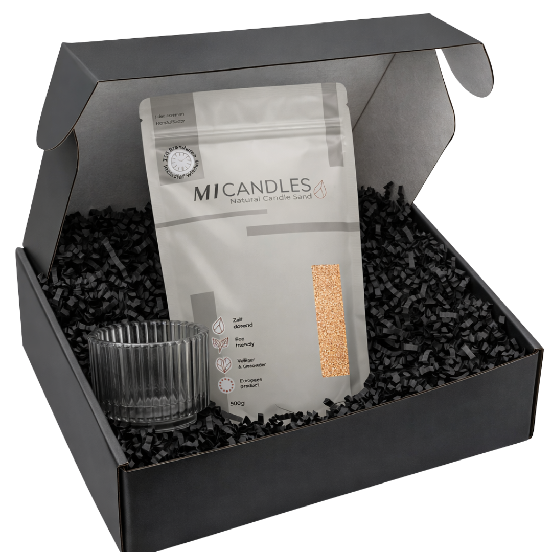 Zwarte luxe giftbox met M1 Candles candle sand in hersluitbare verpakking, glazen kaarshouder en zwarte papieren opvulsnippers, stijlvol gepresenteerd als complete cadeauset.