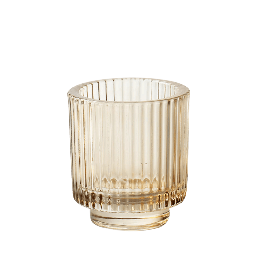Amber glazen kaarshouder met geribbeld glas, verkrijgbaar in meerdere kleuren en ideaal voor gebruik met kaarsenzand.