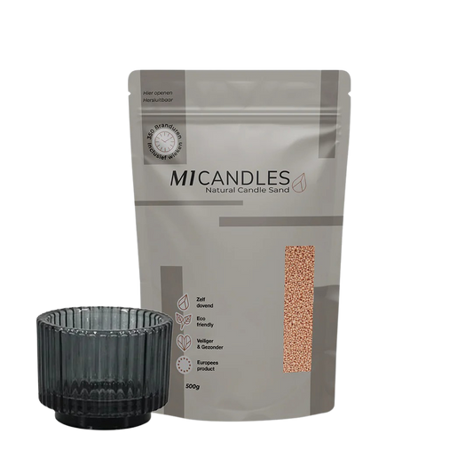 Starterspakket van M1 Candles met 250g natuurlijk kaarsenzand in hersluitbare zak en elegante zwarte glazen houder – duurzaam, veilig en Europees geproduceerd.