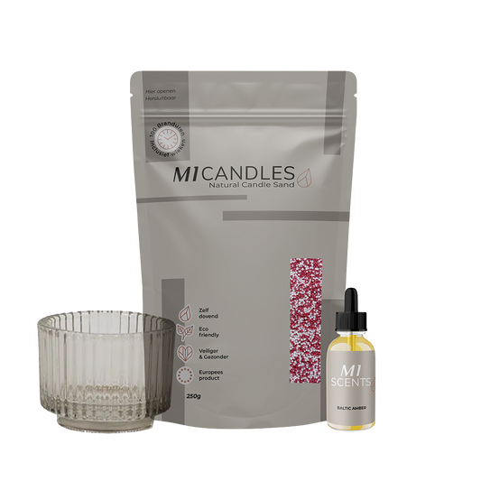 M1 Candles Natural Candle Sand (250g) in rood-witte mix, met glazen houder en M1 Scents geurolie Baltic Amber.