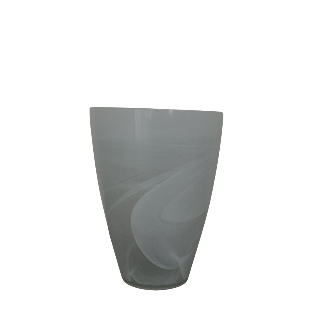 Matglazen vaas in wit met subtiele swirl-patronen op transparante achtergrond.