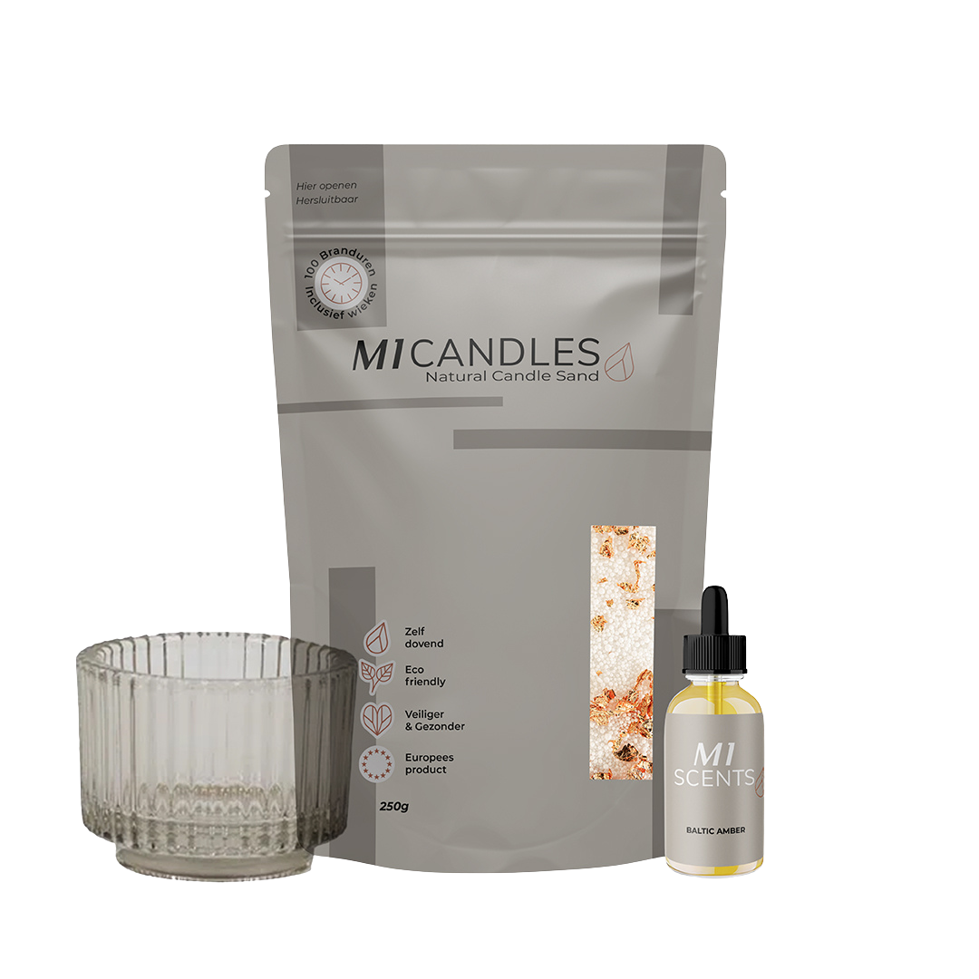 Productfoto van M1 Candles Natural Candle Sand (250g) met een transparant glazen houdertje en M1 Scents geurolie Baltic Amber.