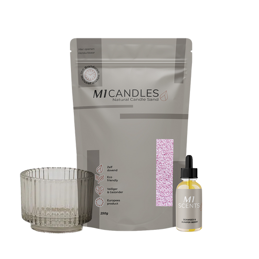 M1 Candles Natural Candle Sand (250g) in roze kleur, met glazen houder en M1 Scents geurolie Seaweed & Juniper Berry.