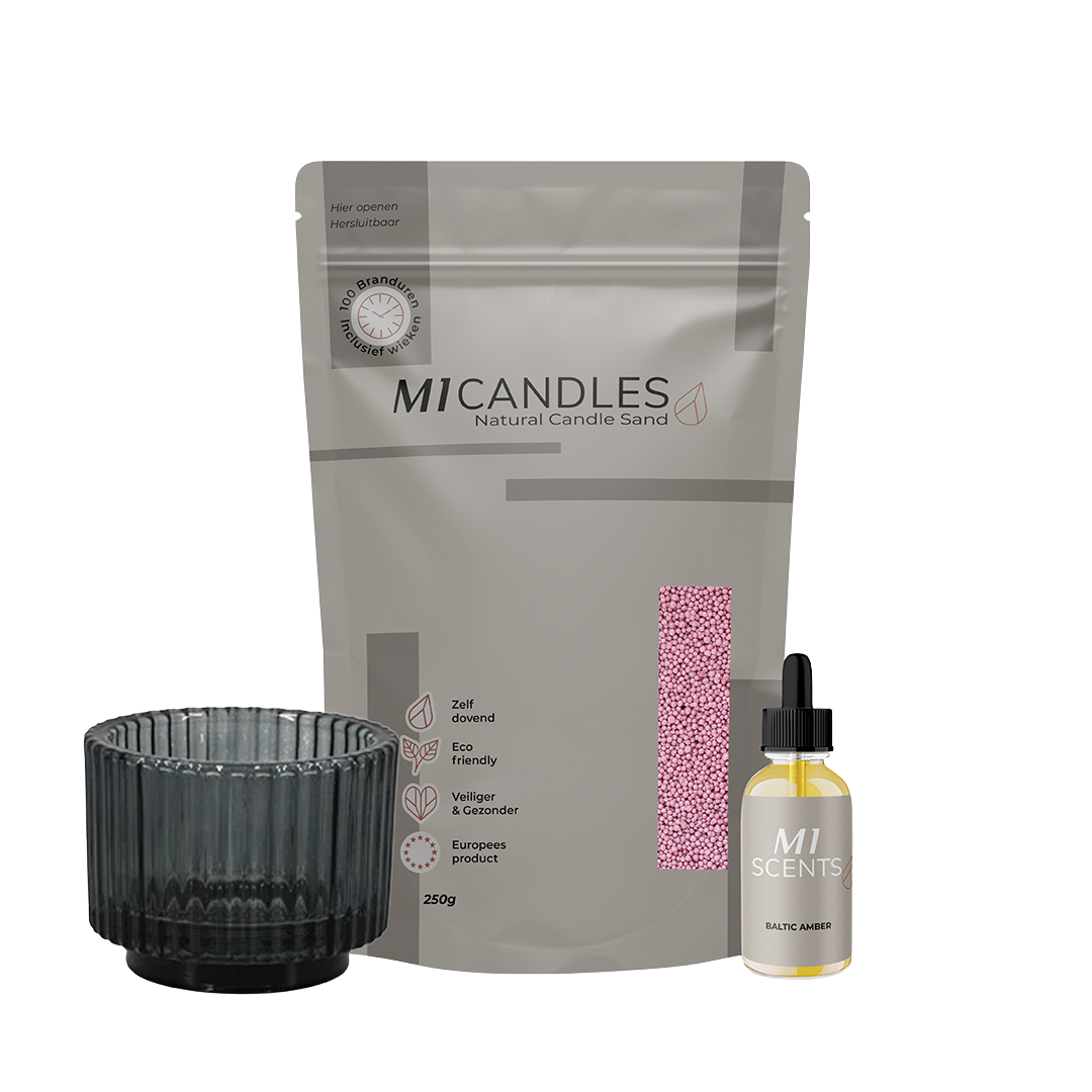 M1 Candles Natural Candle Sand (250g) in roze kleur, met zwarte glazen houder en M1 Scents geurolie Baltic Amber.