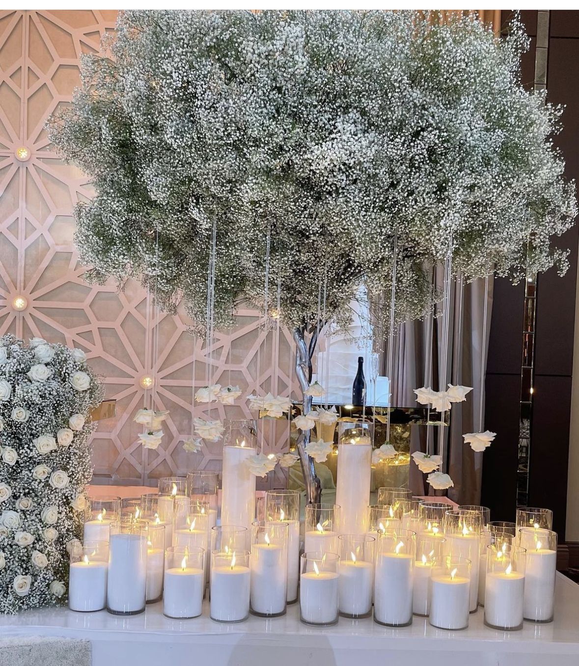Elegante wedding tafeldecoratie met witte bloemen, hangende decoratie en kaarsen in glazen cilinders