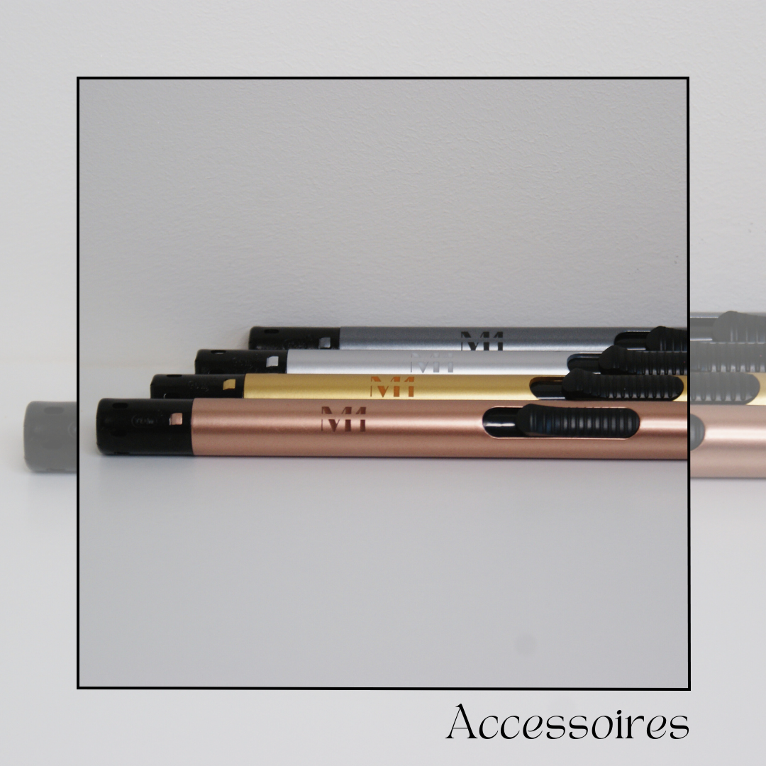Set van drie M1 hervulbare aanstekers in metallic kleuren (zilver, goud en roségoud) op een witte achtergrond, met het woord 'Accessoires' rechtsonder.