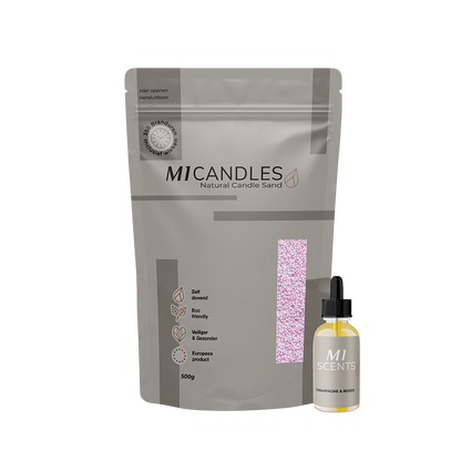 M1 Candles set met 500g kaarsenzand in roze tint en een flesje M1 Scents geur olie Champagne & Roses – duurzaam, herbruikbaar en stijlvol kaarsenconcept.