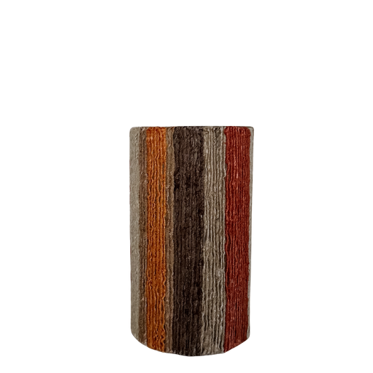 Cilindervormige kaarsenhouder met verticale strepen in warme kleuren zoals beige, oranje, bruin en rood, op transparante achtergrond.