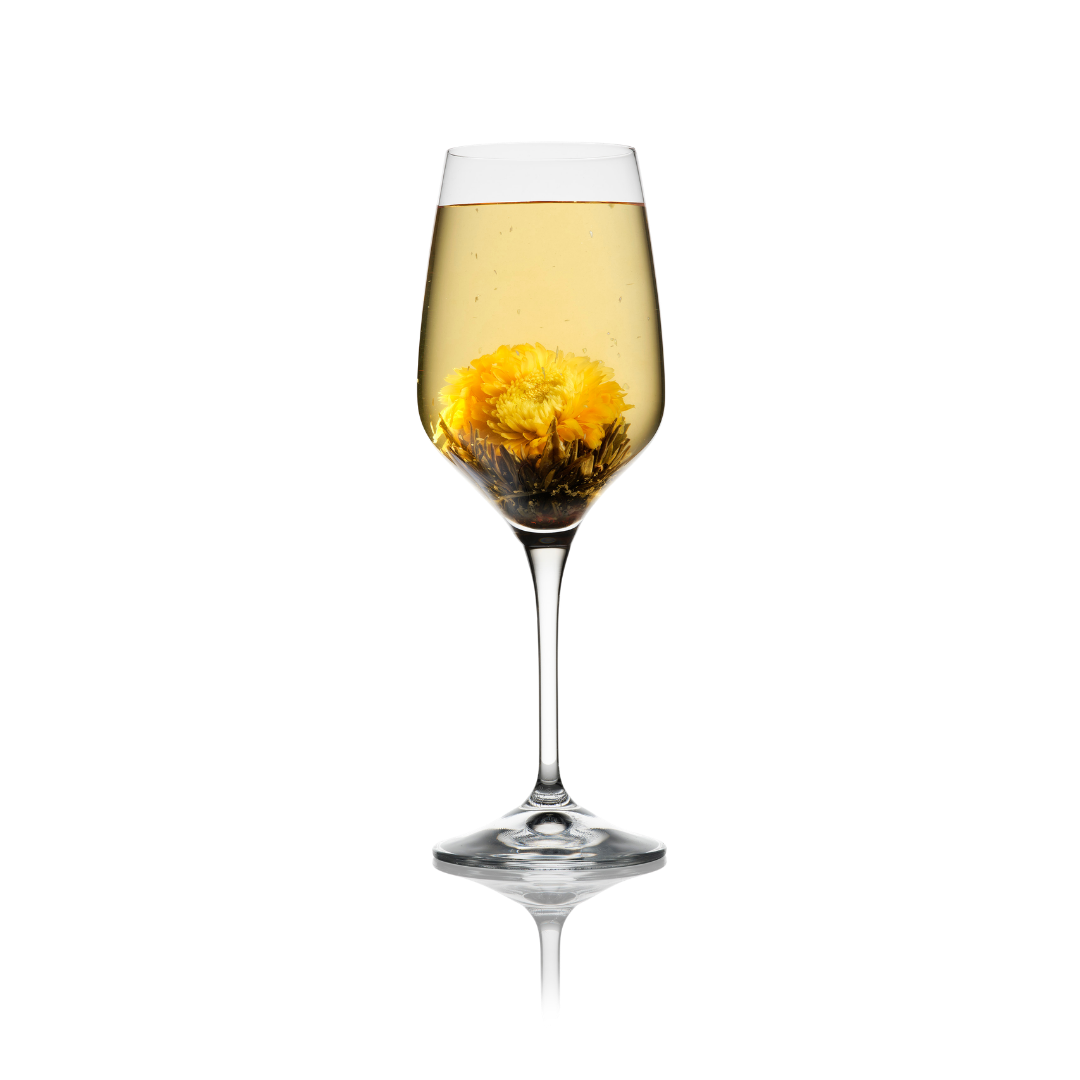 Bloeiende theebloem Flying Snow met goudsbloem in Flora Tea glas