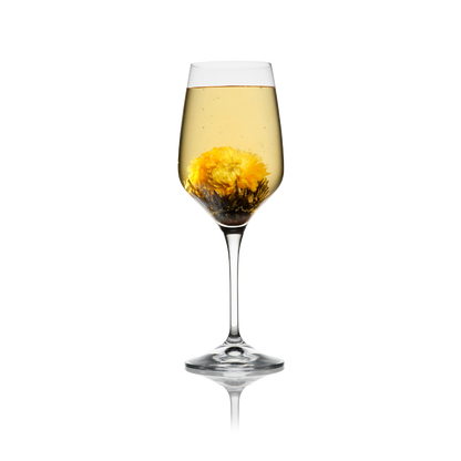 Bloeiende theebloem Flying Snow met goudsbloem in Flora Tea glas