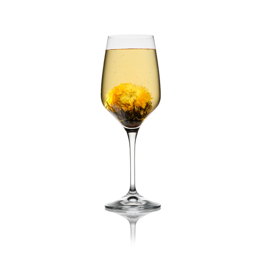 Bloeiende theebloem Flying Snow met goudsbloem in Flora Tea glas