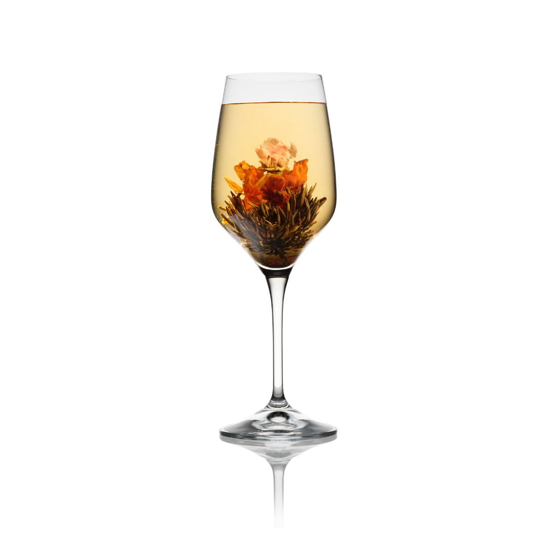 Bloeiende theebloem Hearts Desire met roos en lelie in Flora Tea wijnglas