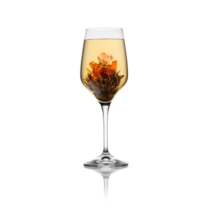 Bloeiende theebloem Hearts Desire met roos en lelie in Flora Tea wijnglas