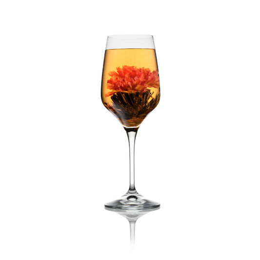 Bloeiende theebloem Summer Love in hittebestendig Flora Tea wijnglas met gouden thee