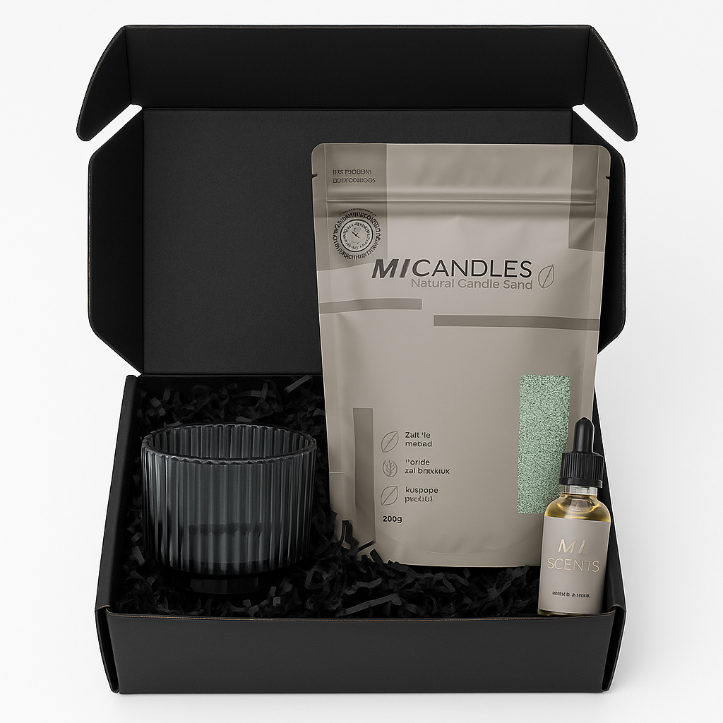 Zwarte geschenkdoos gevuld met M1 Candles kaarsenzand, een geribd glazen houder en een M1 Scents geurolie. De producten liggen netjes gepresenteerd op zwarte papieren opvulling, klaar als luxe giftbox.