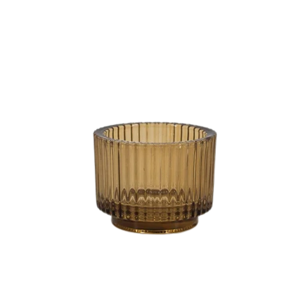 Amberkleurig glazen theelichthouder met verticale ribbelstructuur.