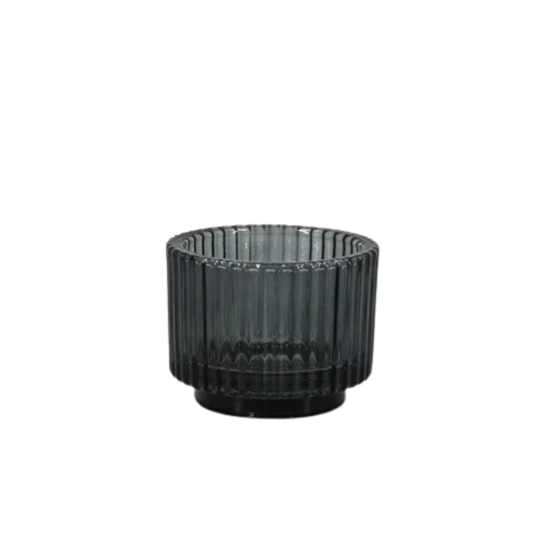 Zwartkleurig glazen theelichthouder met verticale ribbelstructuur.
