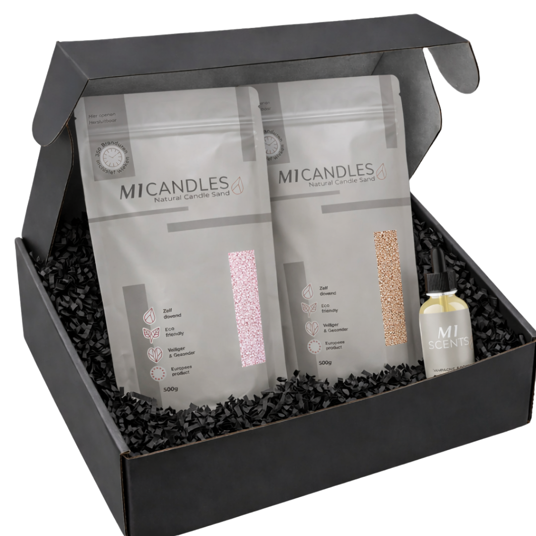 Luxueuze giftbox van M1 Candles met twee zakken kaarsenzand van 500g en een M1 Scents geurolie, stijlvol gepresenteerd in een zwarte cadeauverpakking.