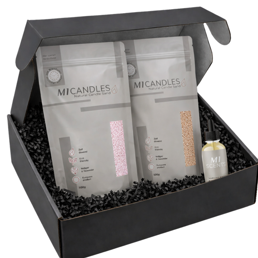 Luxueuze giftbox van M1 Candles met twee zakken kaarsenzand van 500g en een M1 Scents geurolie, stijlvol gepresenteerd in een zwarte cadeauverpakking.
