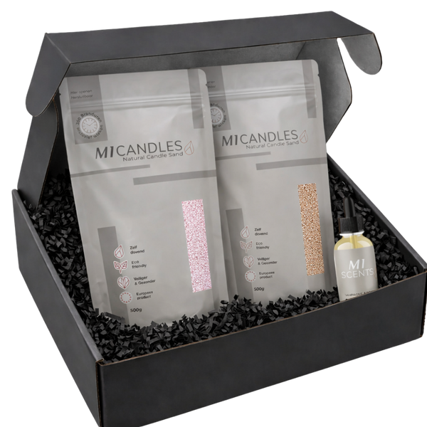 Luxueuze giftbox van M1 Candles met twee zakken kaarsenzand van 500g en een M1 Scents geurolie, stijlvol gepresenteerd in een zwarte cadeauverpakking.