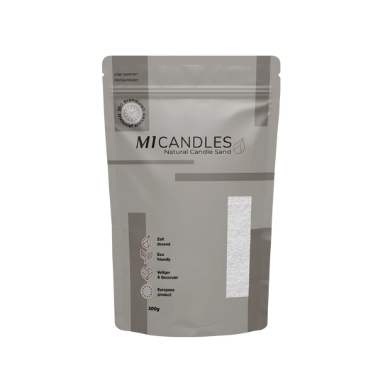 Herbruikbare verpakking van 500g M1 Candles kaarsenzand snow white, eco friendly, zelfdovend en geproduceerd in Europa.