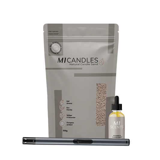 M1 Candles starterset met 500g kaarsenzand, een flesje M1 Scents geur olie (Seaweed & Juniper Berry) en een hervulbare aansteker – duurzaam en herbruikbaar kaarsenconcept.