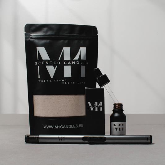 Productset van M1 Candles bestaande uit een zwarte zak kaarsenzand, een geuroliënflesje met pipet, een bijpassend doosje en een metalen navulbare aansteker.