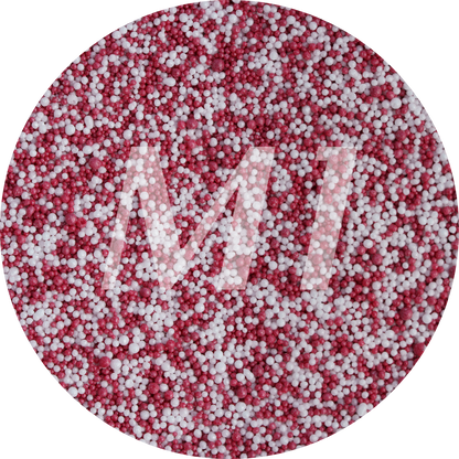 Kleurstaal van rood en wit kaarsenzand met fijne waxparels en subtiel M1-logo op de achtergrond.