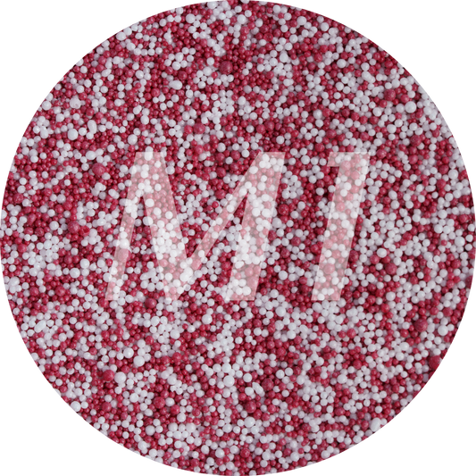 Kleurstaal van rood en wit kaarsenzand met fijne waxparels en subtiel M1-logo op de achtergrond.