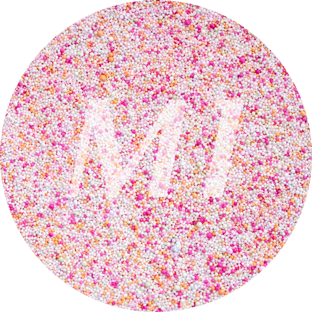 Kleurstaal van disco dip kaarsenzand met fijne waxparels en subtiel M1-logo op de achtergrond.