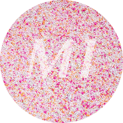 Kleurstaal van disco dip kaarsenzand met fijne waxparels en subtiel M1-logo op de achtergrond.