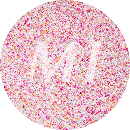 Kleurstaal van disco dip kaarsenzand met fijne waxparels en subtiel M1-logo op de achtergrond.