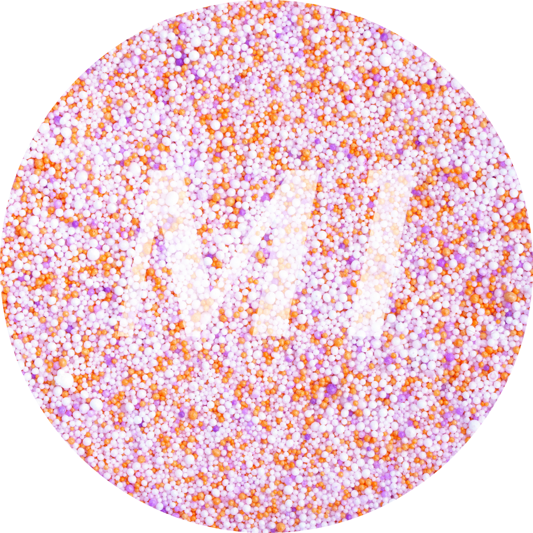 Kleurstaal van paars en oranje kaarsenzand met fijne waxparels en subtiel M1-logo op de achtergrond.