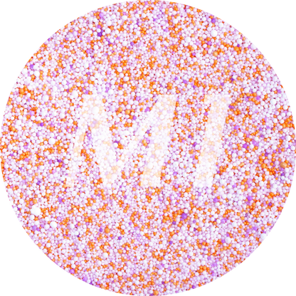 Kleurstaal van paars en oranje kaarsenzand met fijne waxparels en subtiel M1-logo op de achtergrond.