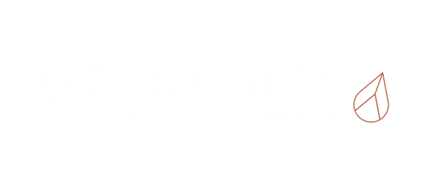 Logo van M1 Candles met de tekst 'Natural Candle Sand' in witte letters en een koperkleurig gestileerd bladicoon aan de rechterkant.