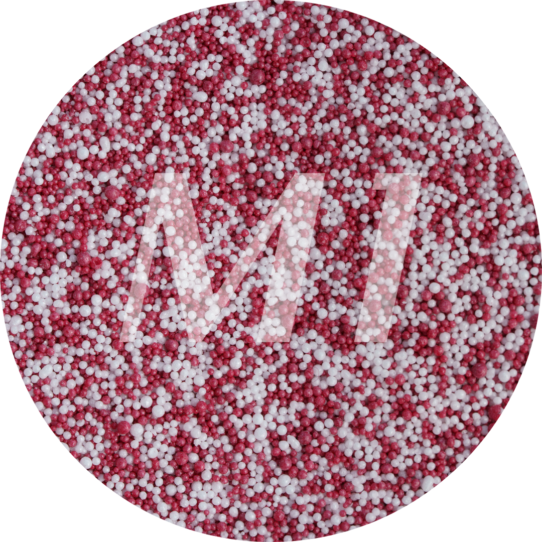 Kleurstaal van rood en wit kaarsenzand met fijne waxparels en subtiel M1-logo op de achtergrond.