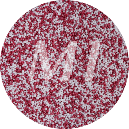 Kleurstaal van rood en wit kaarsenzand met fijne waxparels en subtiel M1-logo op de achtergrond.