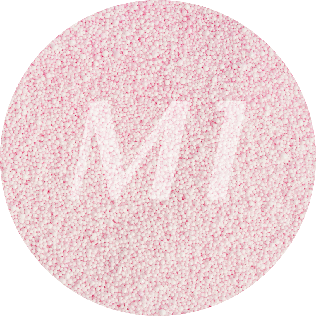 Kleurstaal van licht roze kaarsenzand met fijne waxparels en subtiel M1-logo op de achtergrond.