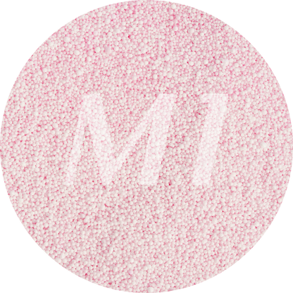Kleurstaal van licht roze kaarsenzand met fijne waxparels en subtiel M1-logo op de achtergrond.