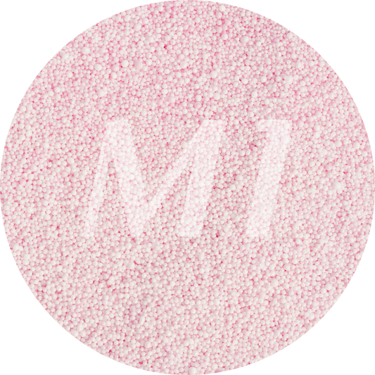 Kleurstaal van licht roze kaarsenzand met fijne waxparels en subtiel M1-logo op de achtergrond.